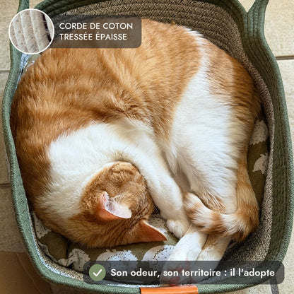 Chat endormi dans son panier en corde de coton tressée
